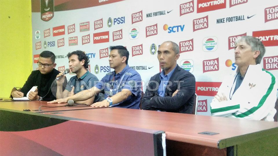 Luis Milla mengajak seorang asistennya serta ditemani Iwan Budianto saat memantau pertandingan di Malang. Copyright: &copy; Ian Setiawan/Indosport
