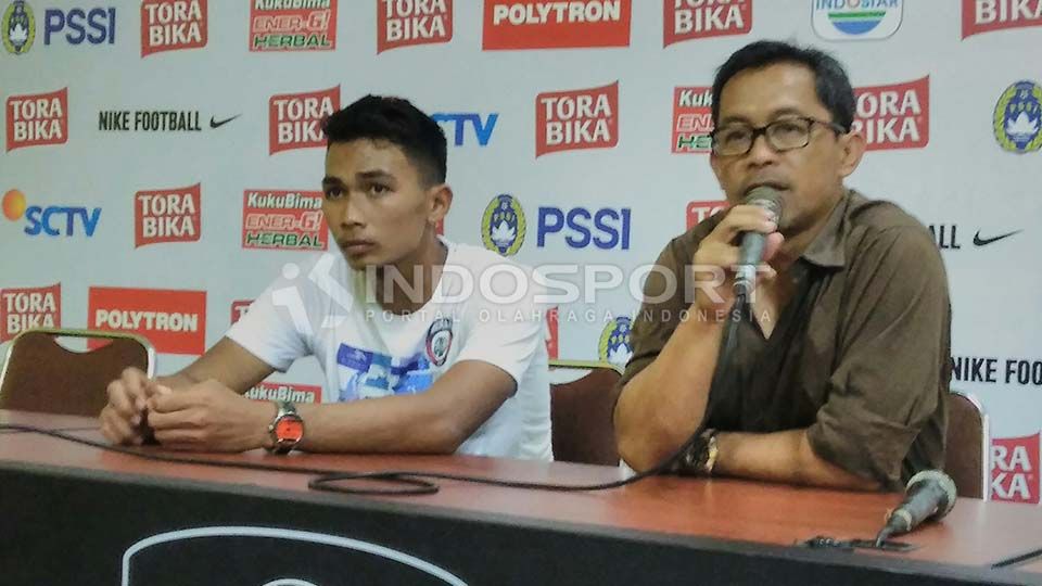 Pelatih Arema FC, Aji Santoso lega pasukannya bisa menjadi juara Grup 2. Copyright: &copy; Ian Setiawan/Indosport