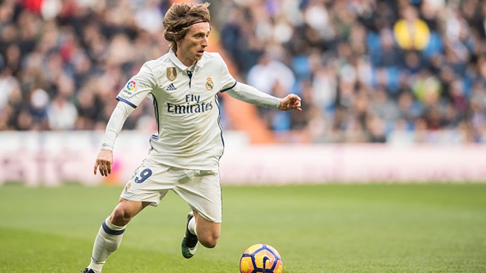 Luka Modric saat menggiring bola. Copyright: © Power Sport Images/Getty Images