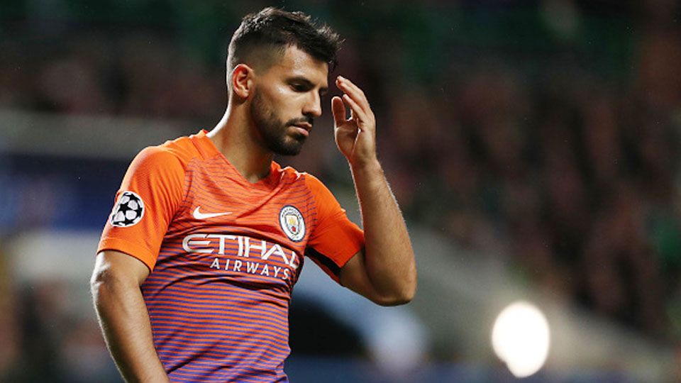Sergio Aguero tertunduk lesu pada laga saat melawan Celtic FC. Copyright: &copy; Matthew Ashton - AMA/Getty Images