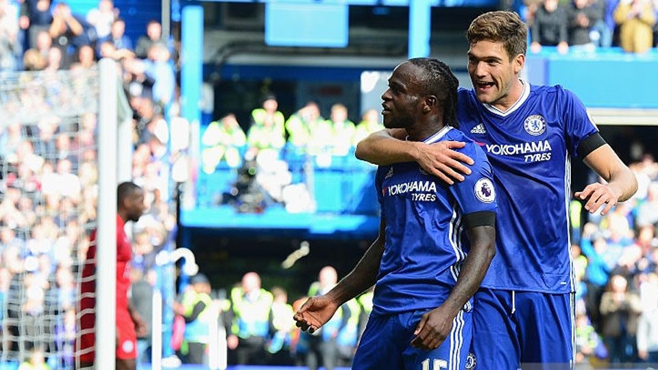 Victor Moses (kiri) selebrasi bersama Marcos Alonso saat di Chelsea. Copyright: © Darren Walsh/Chelsea FC via Getty Images