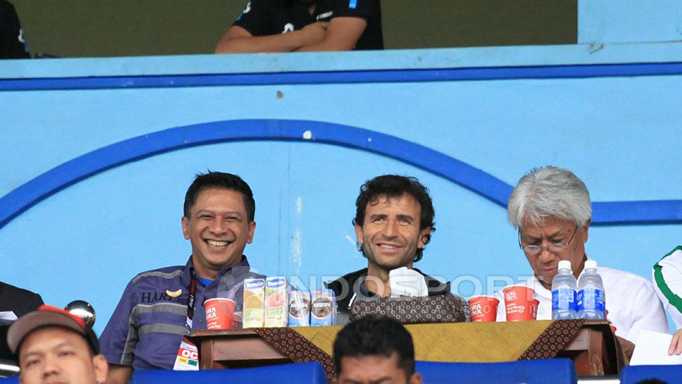 Iwan Budianto, Luis Mulla, dan Danurwindo saat menyaksikan langsung laga Piala Presiden 2017 di Malang. Copyright: © Ian Setiawan/Indosport