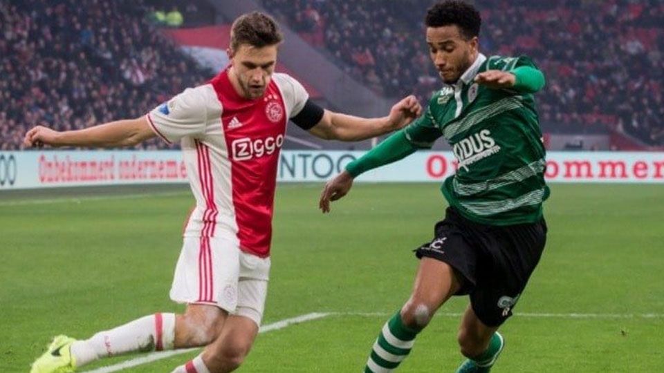 Klub sepak bola Serie A Liga Italia, AS Roma, kabarnya tengah menaruh minat pada pemain Ajax Amsterdam, Joel Veltman (kiri). Copyright: © Getty Images