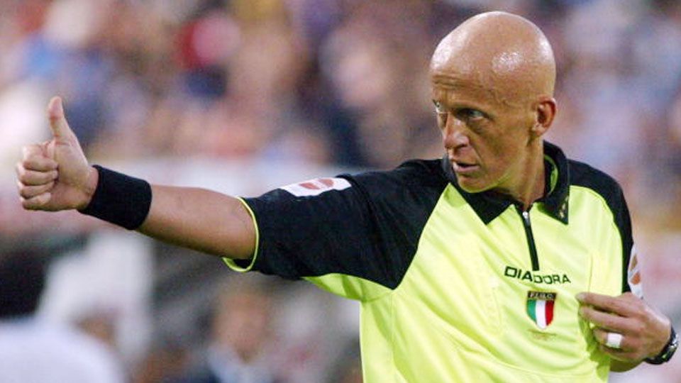 Pierluigi Collina terpilih sebagai wasit terbaik terbaik sepanjang sejarah. Tak banyak yang tahu, ia dulu terpaksa pensiun karena tersandung sponsor AC Milan. Copyright: © NICO CASAMASSIMA/AFP/Getty Images