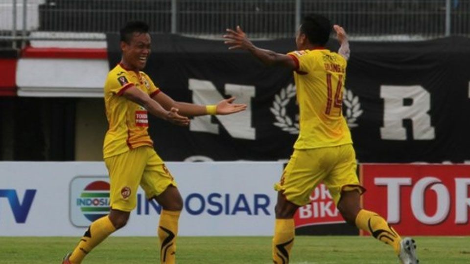 Selebrasi Slamet Budiono usai mencetak gol melawan Barito Putera. Copyright: © liga-indonesia