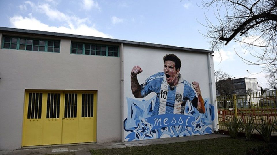 Lukisan Lionel Messi pada sebuah dinding di Argentina. Copyright: &copy; HECTOR RIO/AFP/Getty Images