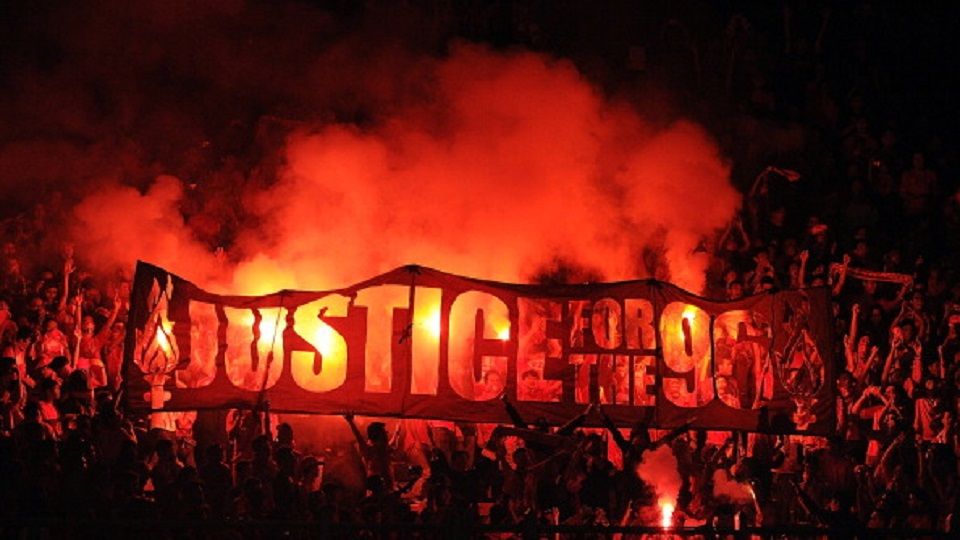 Fans Liverpool di Indonesia membentangkan spanduk berisi dukungan terhadap korban tragedi Hillsborough. Copyright: © Andrew Powell/Liverpool FC via Getty Images