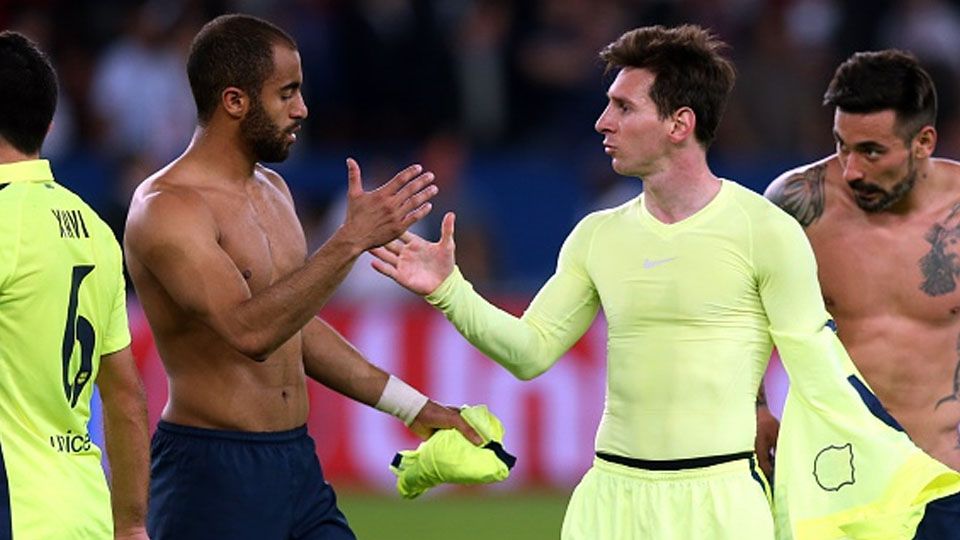 Lionel Messi dan Lucas Moura berjabat tangan usai pertandingan. Copyright: © Miguel Ruiz/FC Barcelona via Getty Image