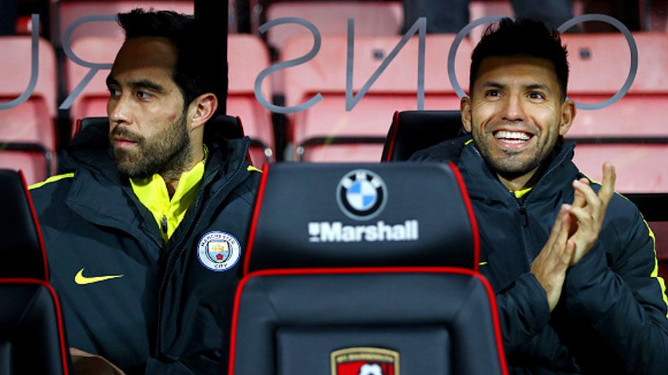 Dua pemain berlabel bintang di Man City, Sergio Aguero (kanan) dan Claudio Bravo saat di bangku cadangan. Copyright: © Michael Steele/Getty Images