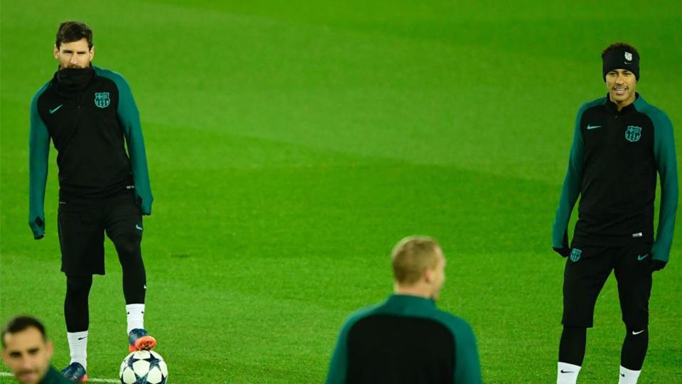 Lionel Messi dan Neymar dalam sebuah latihan bersama Barcelona jelang laga di Liga Champions. Copyright: &copy; Reuters