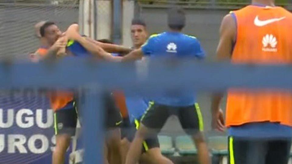 Dua pemain Boca Juniors terlibat perkelahian dalam sebuah latihan. Copyright: &copy; Getty Images