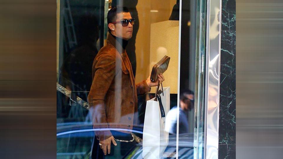 Cristiano Ronaldo menyempatkan diri berbelanja demi membahagiakan kekasih di Hari Kasih Sayang. Copyright: © Splash News