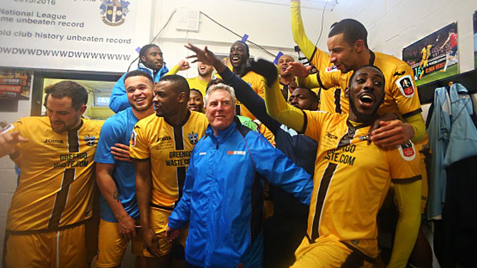 Skuat Sutton United rayakan keberhasilan lolos ke babak 16 besar Piala FA. Copyright: &copy; Catherine Ivill - AMA/Getty Images
