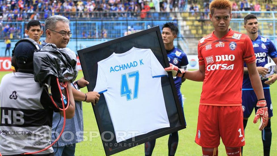 Seremoni penyerahan Jersey Achmad Kurniawan kepada Kurnia Meiga. Copyright: © Ian Setiawan/INDOSPORT