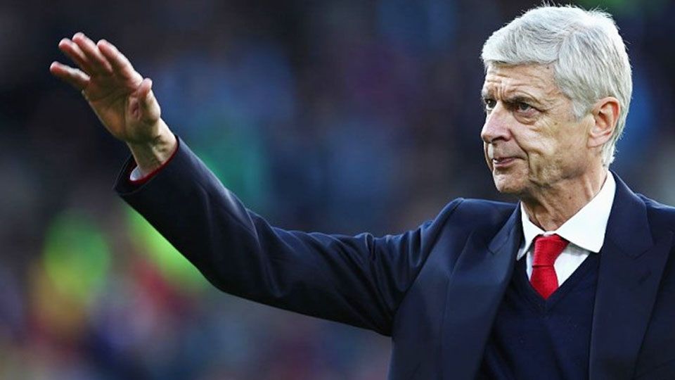 Manajer Arsenal, Arsene Wenger, melambaikan tangan kepada penonton Copyright: © Jean Catuffe/Getty Images