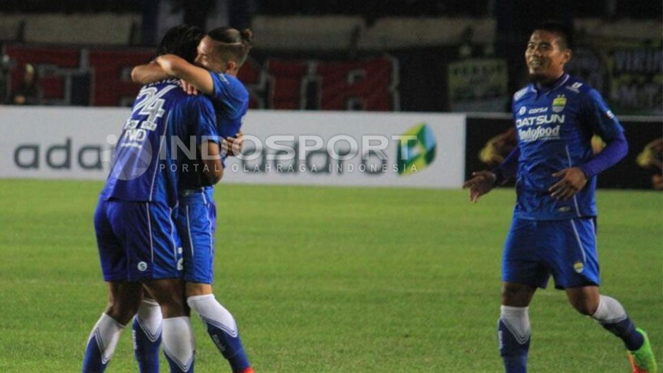 Kim Jeffrey (tengah) saat merayakan gol bersama rekan-rekannya. Copyright: © Ginanjar/Indosport