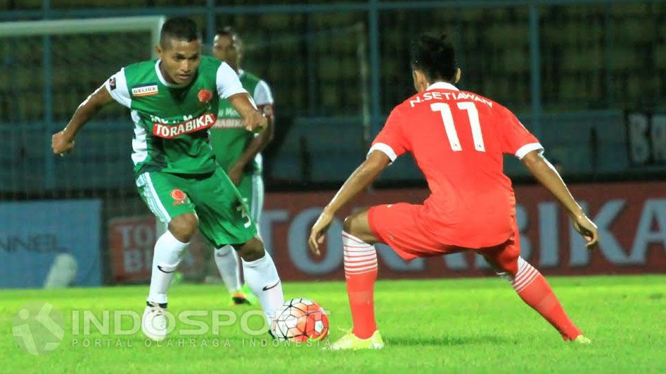 Abduh Lestaluhu berusaha melewati pemain Persija Jakarta. Copyright: © Ian Setiawan/INDOSPORT