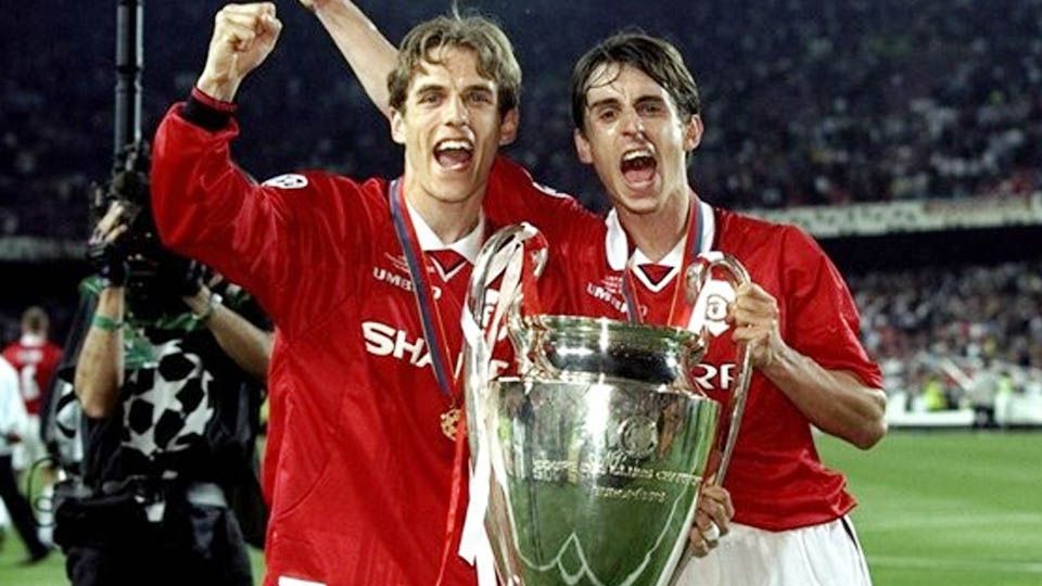Gary Neville bersama Phil Neville juara Liga Champions 1998/99. Copyright: © uefa