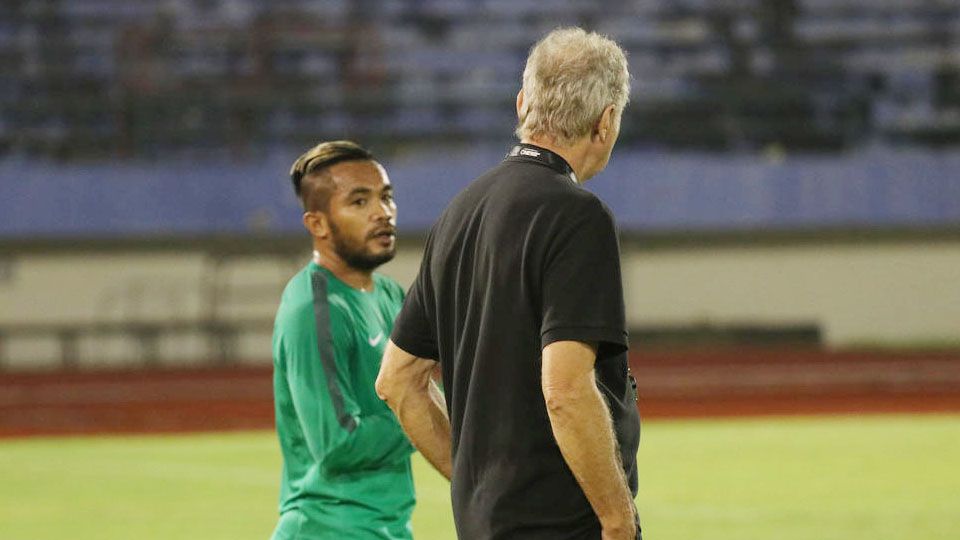 Zulham Zamrun tengah berbicara dengan Alfred Riedl. Copyright: &copy; Fourfourtwo