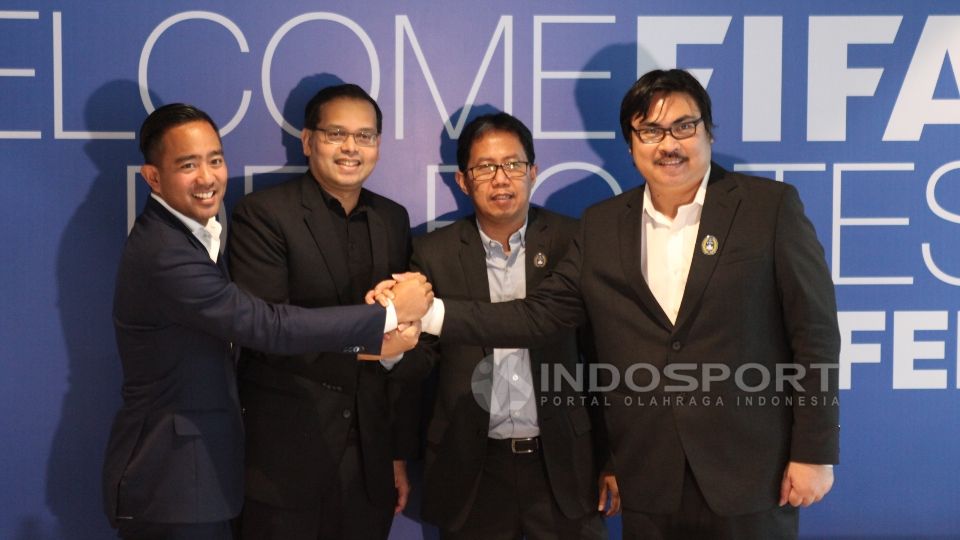 2. Ki-Ka: FIFA Senior Strategic Development Manager Tom Gorissen, FIFA Director Member Associations Asia-Oceania Sanjeevan C. Balasingam, Waketum PSSI Joko Driyono, dan Sekjen PSSI Ade Wellington%2 Copyright: &copy; INDOSPORT/Herry Ibrahim