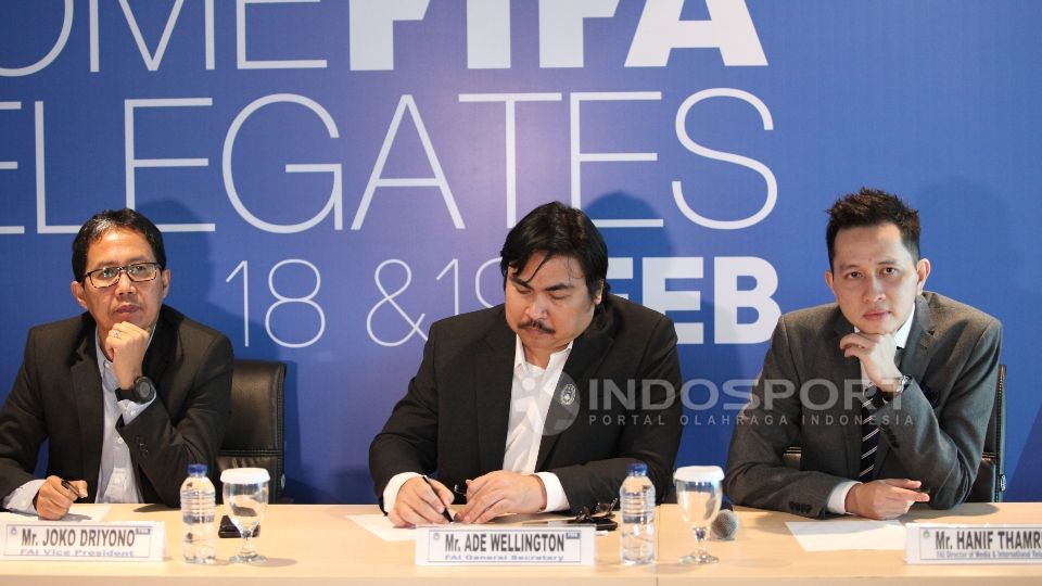 Waketum PSSI Joko Driyono, Sekjen PSSI Ade Wellington, dan Direktur Media PSSI Hanif Thamrin saat acara jumpa pers bersama delegasi FIFA. Copyright: © INDOSPORT/Herry Ibrahim