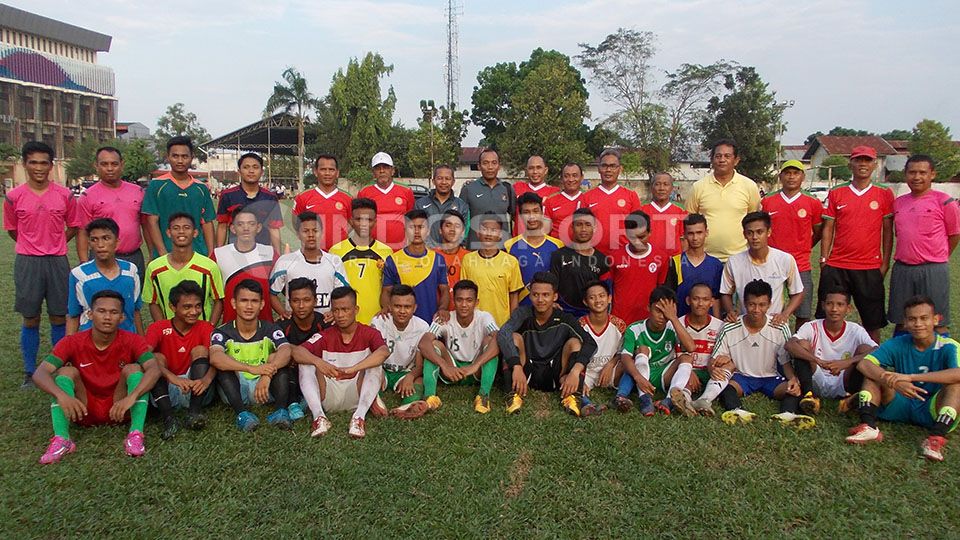 Asisten Pelatih Timnas U-19 Indonesia, anggota Exco Asprov PSSI Sumut, pelatih PPLP Sumut berfoto bersama. Copyright: &copy; Kesuma Ramadhan/Indosport