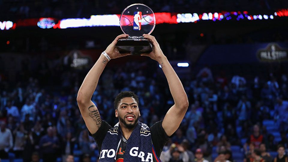 Pemain New Orleans Hornets, Anthony Davis merayakan kemenangan dengan trofi NBA All-Star 2017. Copyright: &copy; Ronald Martinez/Getty Images