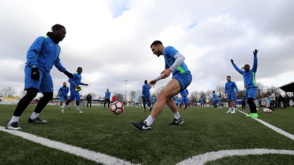 Pemain Sutton United tengah melakukan latihan di Gander Green Lane. Copyright: &copy; Andrew Matthews/PA Images via Getty Images