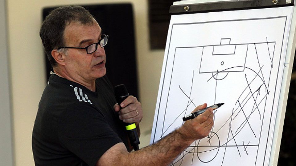 Marcelo Bielsa merupakan pelatih yang dikagumi banyak pelatih hebat.  Copyright: © Gabriele Maltinti/Getty Images