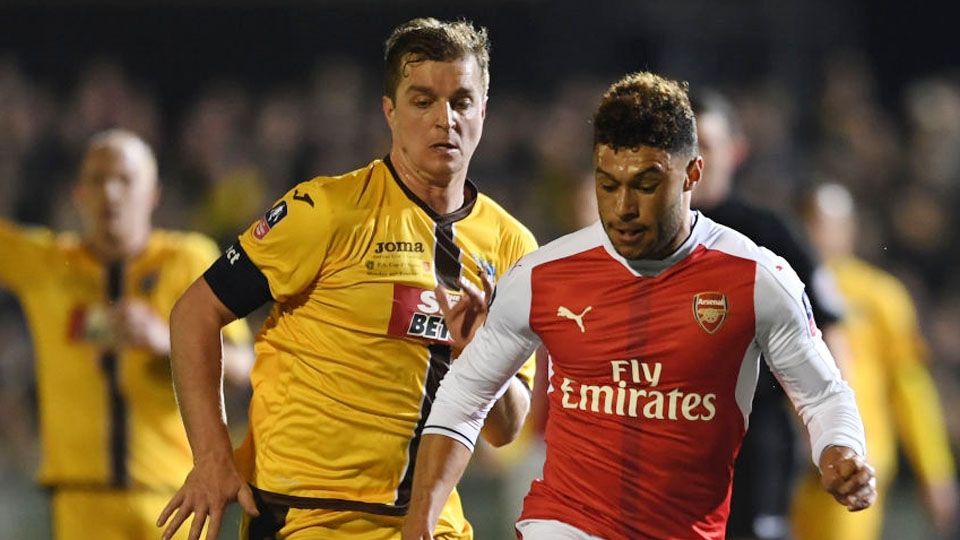 Alex Oxlade-Chamberlain (kanan) dan Jamie Collins. Copyright: © David Price/Arsenal FC via Getty Images