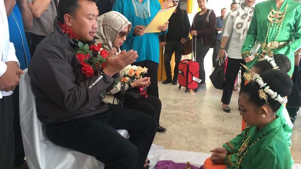 Menpora Imam bersama istriya Shobibah Rohmah disambut dengan ucapan selamat datang, pengalungan bunga, tari-tarian dan upacara adat Maluku Utara. Copyright: © Info Kemenpora