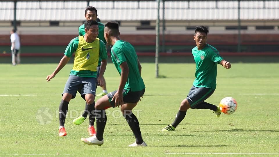 Timnas U-22 bersiap melawan Kamboja dalam pertandingan uji coba internasional. Copyright: &copy; Herry Ibrahim/Indosport