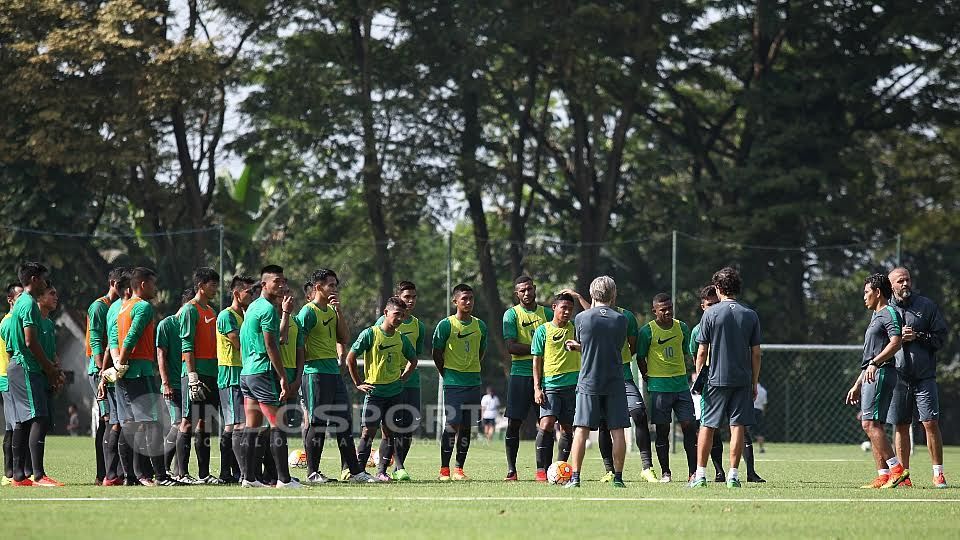 Luis Milla saat memberika arahan kepada pemai seleksi Timnas U-22 di lapangan Sekolah Pelita Harapan (SPH) Karawaci, Tangerang. Copyright: © Herry Ibrahim/Indosport