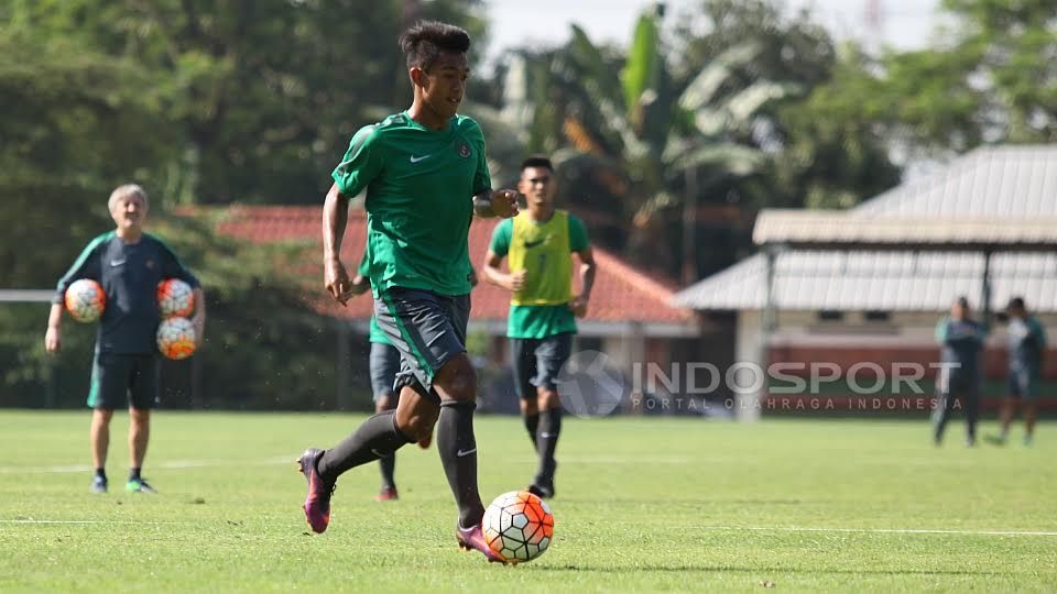 Salah satu pemain seleksi Timnas U-22 saat menggiring bola. Copyright: &copy; Herry Ibrahim/Indosport