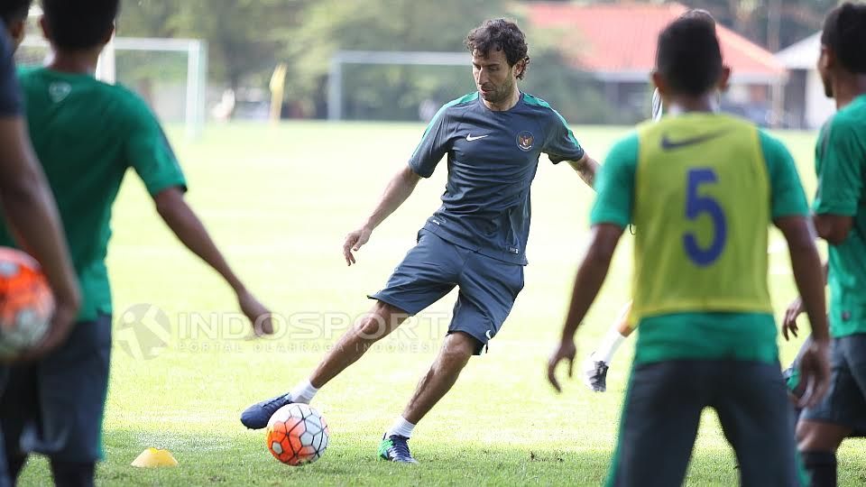 Pelatih Timnas U-22, Luis Milla ikut dalam sesi latihan. Copyright: © Herry Inrahim/INDOSPORT