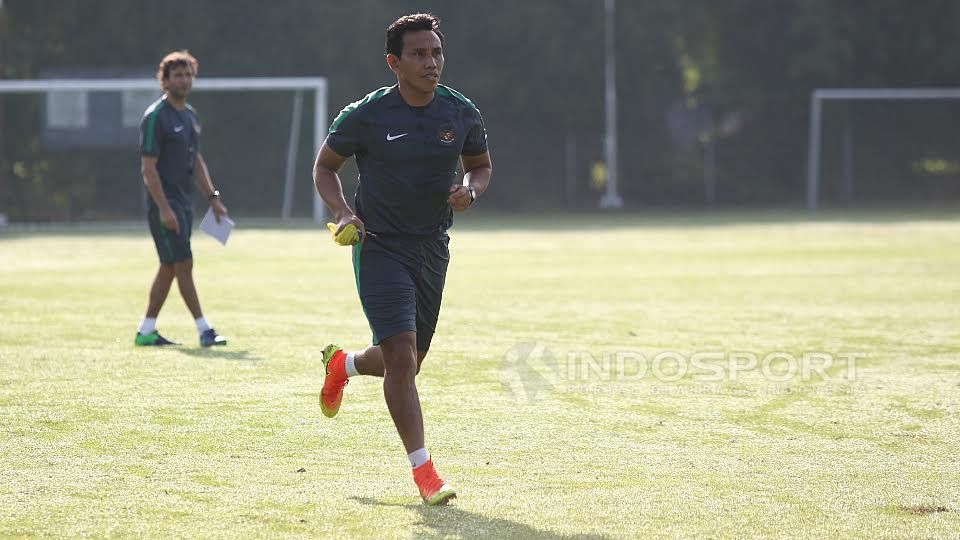 Asisten pelatih Timnas U-22, Bima Sakti, tampak lari saat mengikuti seleksi tahap pertama Timnas U-22 Sea Games 2017. Copyright: © Herry Inrahim/INDOSPORT