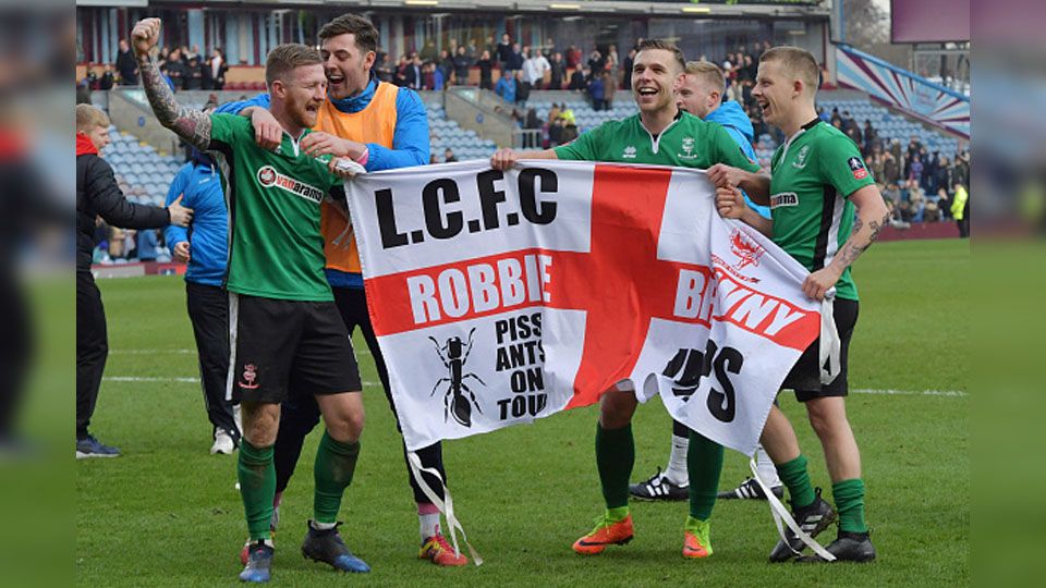 Para pemain Lincoln FC melakukan selebrasi setelah mengalahkan Burnley. Copyright: © Anthony Devlina/Getty Images