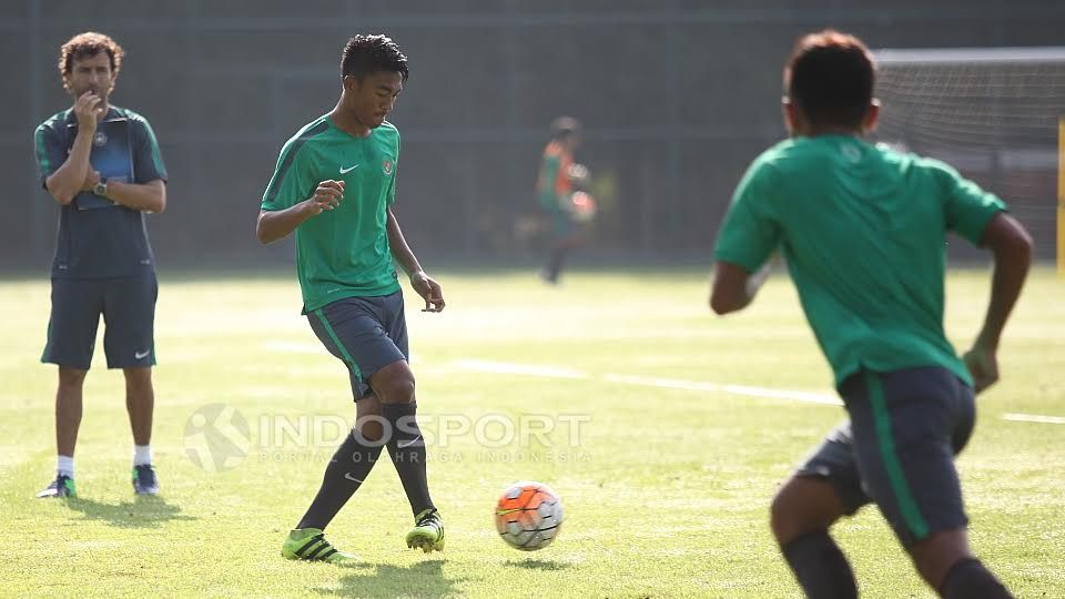 Luis Milla tampak serius memperhatikan seleksi Timnas U-22 di lapangan Sekolah Pelita Harapan (SPH) Karawaci, Tangerang. Copyright: &copy; Herry Inrahim/INDOSPORT
