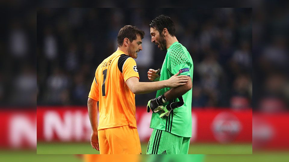 Iker Casillas dan Gianluigi Buffon bertemu di tengah lapangan setelah pertandingan. Copyright: © Chris Brunskill Ltd/Getty Images