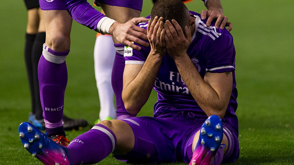 Ekspresi kekecewaan pemain Real Madrid, Karim Benzema setelah pertandingan. Copyright: © Jose Miguel Fernandez/NurPhoto via Getty Images