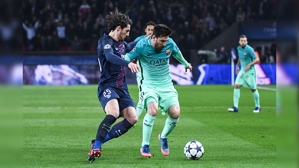 Adrien Rabiot saat menghadang Lionel Messi. Copyright: © Anthony Dibon/Icon Sport via Getty Images