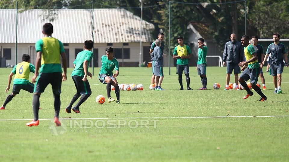 Timnas Indonesia U-22 saat sedang menjalani seleksi pemain tahap pertama di Lapangan  SPH, Karawaci, Tangerang. Copyright: © Herry Ibrahim/INDOSPORT