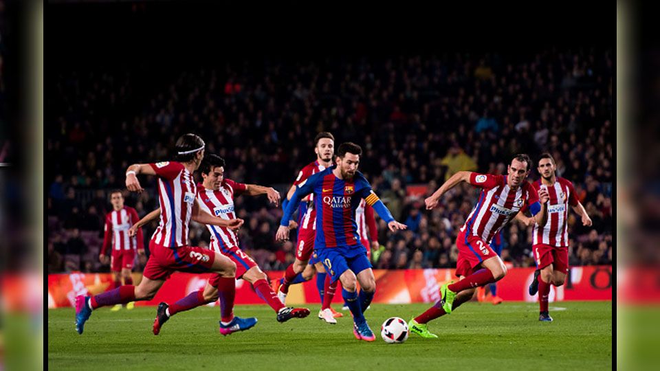 Lionel Messi ketika melawan Atletico Madrid. Copyright: © Alex Caparros/Getty Images