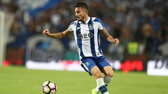 Alex Telles saat tampil bersama Porto. Copyright: © Getty Images