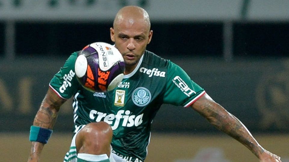 Felipe Melo saat mengontrol bola. Copyright: © Levi Bianco/Brazil Photo Press/LatinContent/Getty Images