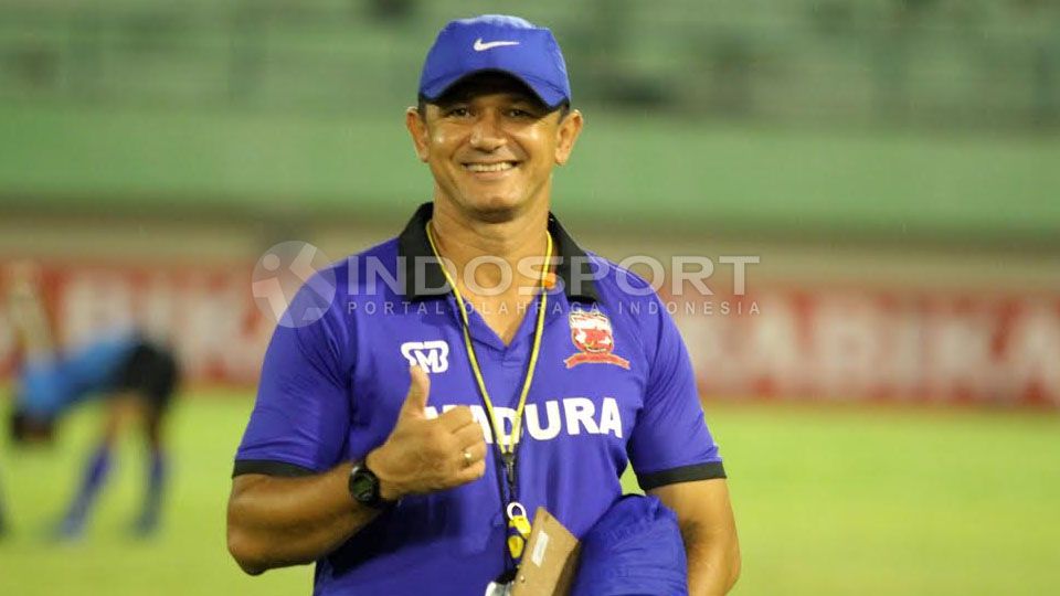 Pelatih Madura United, Mario Gomes de Olivera. Copyright: © Ghozi/INDOSPORT