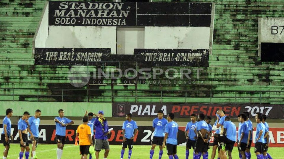 Madura United melakukan uji coba lapangan Stadion Manahan Solo. Copyright: &copy; Ghozi/INDOSPORT