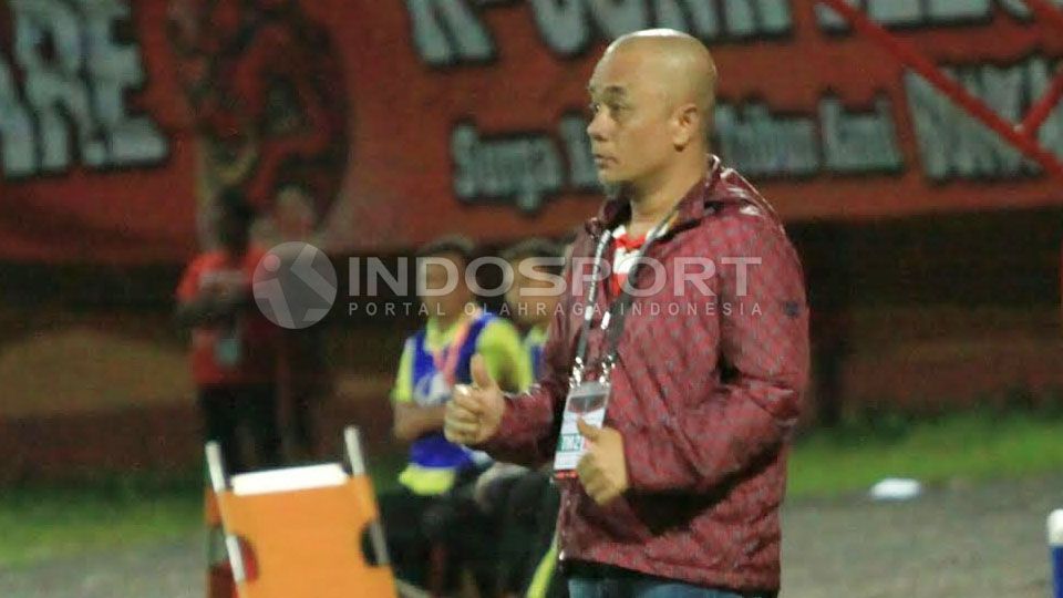 Haruna Soemitro memberikan arahan kepada pemain Madura United. Copyright: © Ian Setiawan/INDOSPORT