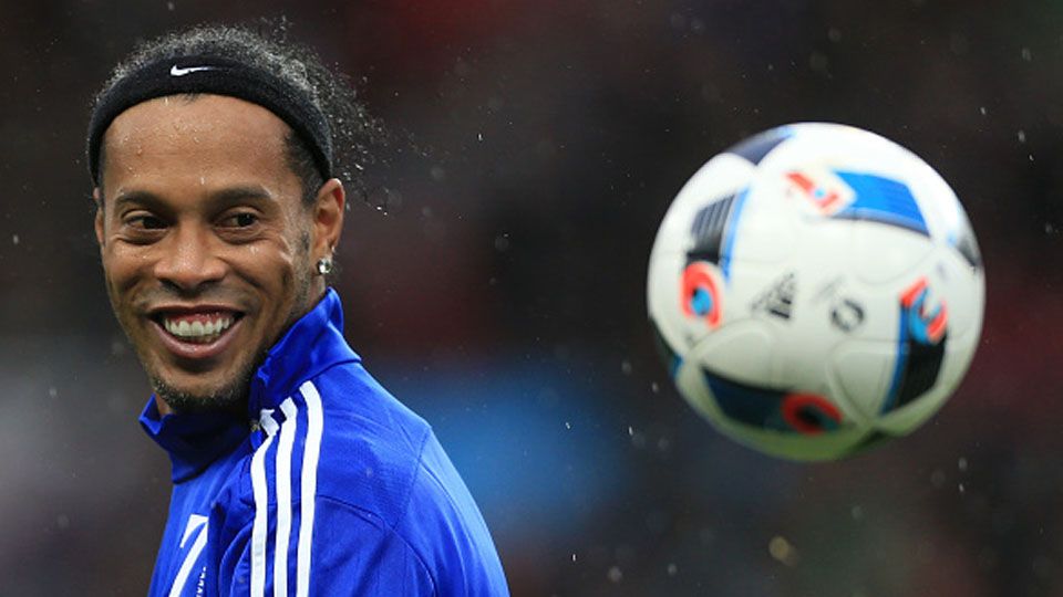 Ronaldinho tengah tersenyum melihat bola. Copyright: © Simon Stacpoole/Mark Leech Sports Photography/Getty Images