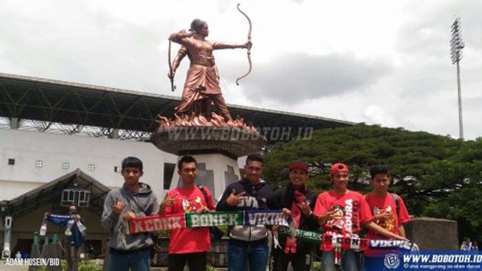 Suporter foto bareng dengan membentangkan syal bertuliskan Viking, Bonek dan K-Conk di depan Stadion Manahan Solo.. Copyright: © http://bobotoh.id